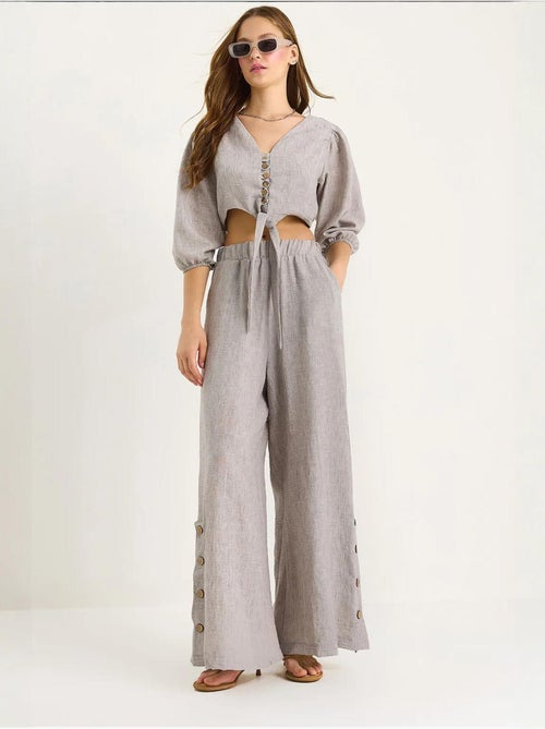Ensemble deux pièces avec chemisier à nouer, ourlet boutonné doublé et pantalon doublé lucci - Kiabi Ensemble deux pièces avec chemisier à nouer, ourlet boutonné doublé et pantalon doublé lucci - Kiabi