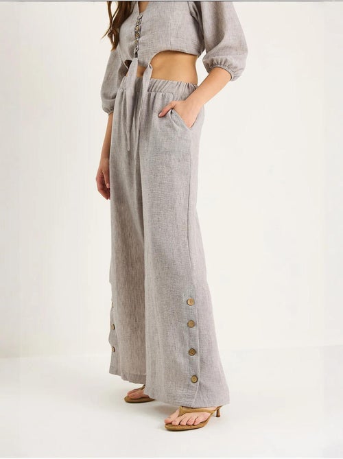 Ensemble deux pièces avec chemisier à nouer, ourlet boutonné doublé et pantalon doublé lucci - Kiabi Ensemble deux pièces avec chemisier à nouer, ourlet boutonné doublé et pantalon doublé lucci - Kiabi
