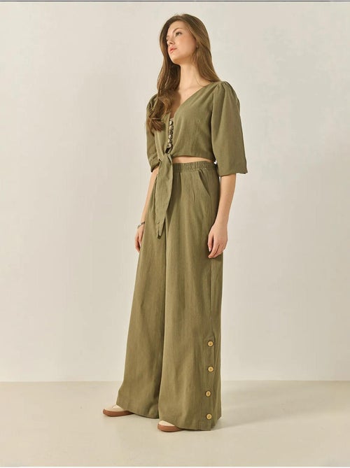 Ensemble deux pièces avec chemisier à nouer, ourlet boutonné doublé et pantalon doublé lucci - Kiabi Ensemble deux pièces avec chemisier à nouer, ourlet boutonné doublé et pantalon doublé lucci - Kiabi