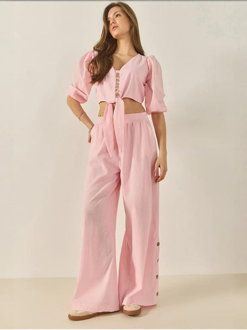 Ensemble deux pièces avec chemisier à nouer, ourlet boutonné doublé et pantalon doublé lucci - Kiabi Ensemble deux pièces avec chemisier à nouer, ourlet boutonné doublé et pantalon doublé lucci - Kiabi