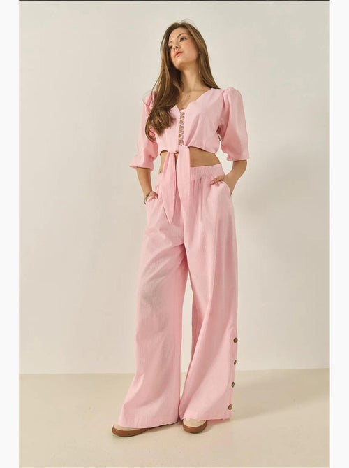 Ensemble deux pièces avec chemisier à nouer, ourlet boutonné doublé et pantalon doublé lucci - Kiabi Ensemble deux pièces avec chemisier à nouer, ourlet boutonné doublé et pantalon doublé lucci - Kiabi