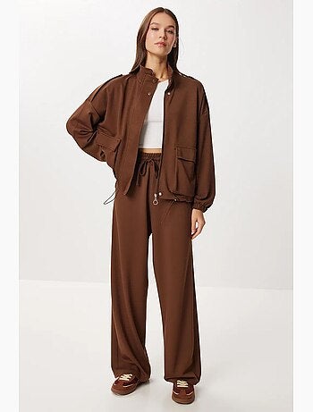 Ensemble deux pièces avec veste à détail poche et pantalon à jambes larges istanbul