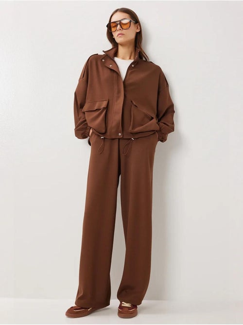 Ensemble deux pièces avec veste à détail poche et pantalon à jambes larges istanbul - Kiabi Ensemble deux pièces avec veste à détail poche et pantalon à jambes larges istanbul - Kiabi