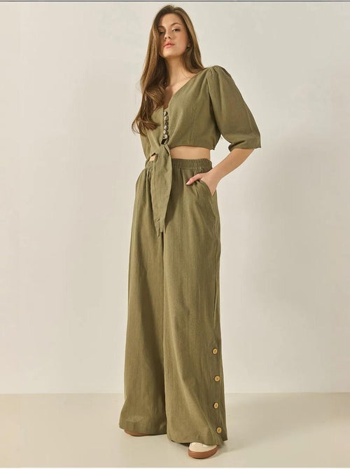Ensemble deux pièces bianco avec chemisier à nouer, ourlet boutonné doublé et pantalon doublé lucci - Kiabi Ensemble deux pièces bianco avec chemisier à nouer, ourlet boutonné doublé et pantalon doublé lucci - Kiabi