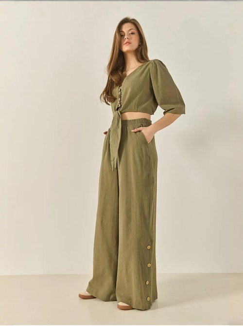 Ensemble deux pièces bianco avec chemisier à nouer, ourlet boutonné doublé et pantalon doublé lucci - Kiabi Ensemble deux pièces bianco avec chemisier à nouer, ourlet boutonné doublé et pantalon doublé lucci - Kiabi