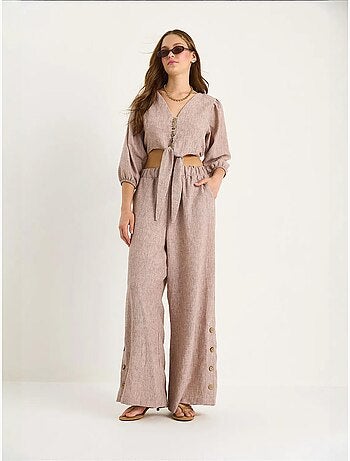 Ensemble deux pièces bianco avec chemisier à nouer, ourlet boutonné doublé et pantalon doublé lucci
