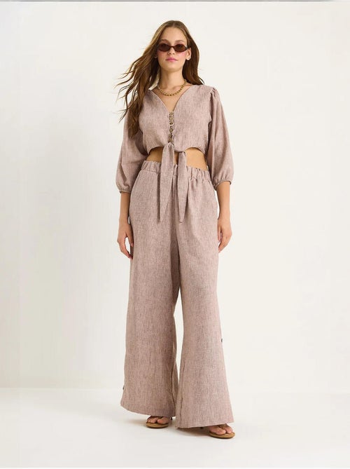 Ensemble deux pièces bianco avec chemisier à nouer, ourlet boutonné doublé et pantalon doublé lucci - Kiabi Ensemble deux pièces bianco avec chemisier à nouer, ourlet boutonné doublé et pantalon doublé lucci - Kiabi