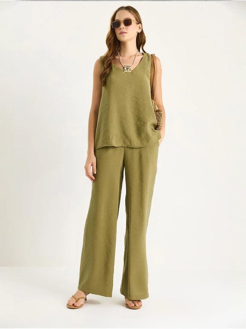 Ensemble deux pièces : chemisier à bretelles et col en v, pantalon palazzo lucci - Kiabi Ensemble deux pièces : chemisier à bretelles et col en v, pantalon palazzo lucci - Kiabi