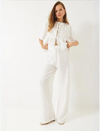 Ensemble deux pièces chemisier et pantalon à manches courtes avec détails noués de bianco lucci