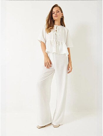 Ensemble deux pièces chemisier et pantalon à manches courtes avec détails noués de bianco lucci