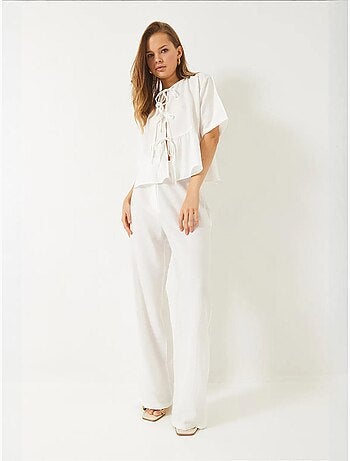 Ensemble deux pièces chemisier et pantalon à manches courtes avec détails noués de bianco lucci