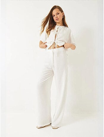 Ensemble deux pièces chemisier et pantalon à manches courtes avec détails noués de bianco lucci