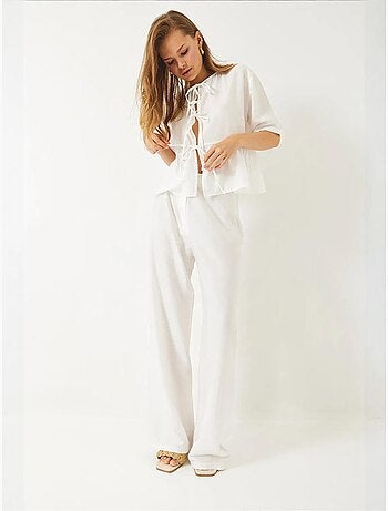 Ensemble deux pièces chemisier et pantalon à manches courtes avec détails noués de bianco lucci