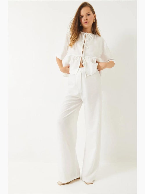Ensemble deux pièces chemisier et pantalon à manches courtes avec détails noués de bianco lucci - Kiabi Ensemble deux pièces chemisier et pantalon à manches courtes avec détails noués de bianco lucci - Kiabi
