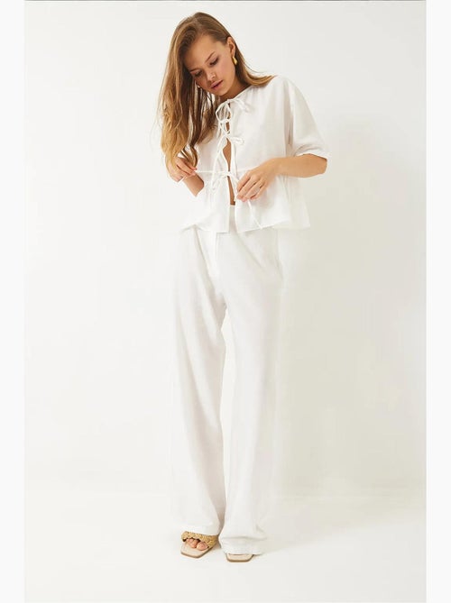 Ensemble deux pièces chemisier et pantalon à manches courtes avec détails noués de bianco lucci - Kiabi Ensemble deux pièces chemisier et pantalon à manches courtes avec détails noués de bianco lucci - Kiabi