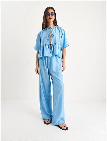 Ensemble deux pièces chemisier et pantalon à manches courtes avec détails noués de bianco lucci
