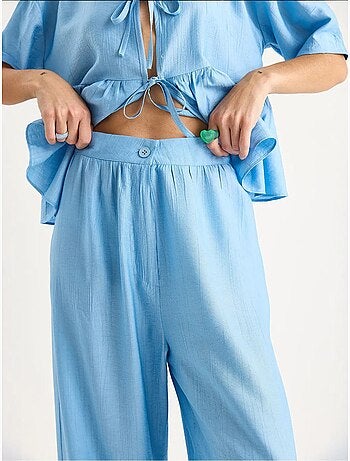 Ensemble deux pièces chemisier et pantalon à manches courtes avec détails noués de bianco lucci