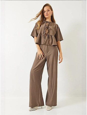 Ensemble deux pièces chemisier et pantalon à manches courtes avec détails noués de bianco lucci