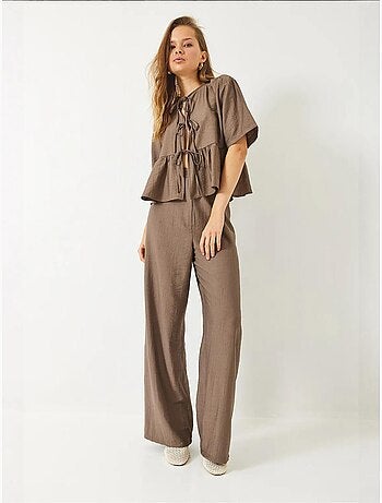 Ensemble deux pièces chemisier et pantalon à manches courtes avec détails noués de bianco lucci