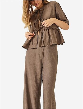 Ensemble deux pièces chemisier et pantalon à manches courtes avec détails noués de bianco lucci