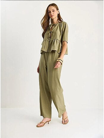 Ensemble deux pièces chemisier et pantalon à manches courtes avec détails noués de bianco lucci