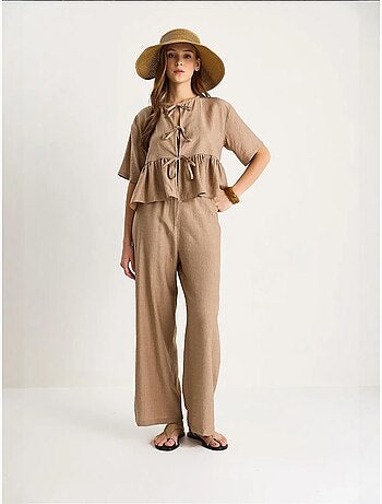 Ensemble deux pièces chemisier et pantalon à manches courtes avec détails noués de bianco lucci