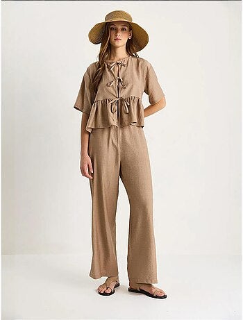 Ensemble deux pièces chemisier et pantalon à manches courtes avec détails noués de bianco lucci