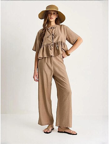 Ensemble deux pièces chemisier et pantalon à manches courtes avec détails noués de bianco lucci