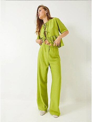 Ensemble deux pièces chemisier et pantalon à manches courtes avec détails noués de bianco lucci