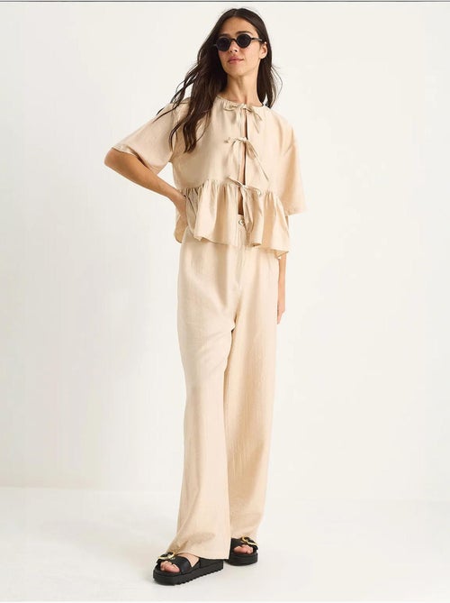 Ensemble deux pièces chemisier et pantalon à manches courtes avec détails noués lucci - Kiabi Ensemble deux pièces chemisier et pantalon à manches courtes avec détails noués lucci - Kiabi