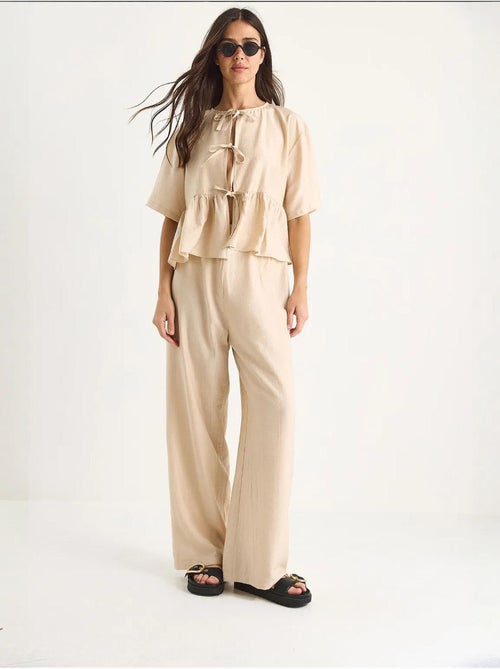 Ensemble deux pièces chemisier et pantalon à manches courtes avec détails noués lucci - Kiabi Ensemble deux pièces chemisier et pantalon à manches courtes avec détails noués lucci - Kiabi