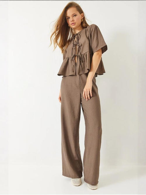 Ensemble deux pièces chemisier et pantalon à manches courtes avec détails noués lucci - Kiabi Ensemble deux pièces chemisier et pantalon à manches courtes avec détails noués lucci - Kiabi