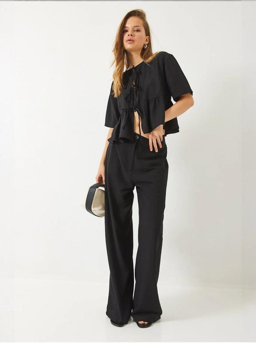 Ensemble deux pièces chemisier et pantalon à manches courtes avec détails noués lucci - Kiabi Ensemble deux pièces chemisier et pantalon à manches courtes avec détails noués lucci - Kiabi