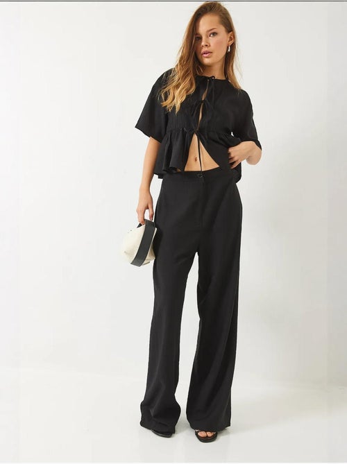 Ensemble deux pièces chemisier et pantalon à manches courtes avec détails noués lucci - Kiabi Ensemble deux pièces chemisier et pantalon à manches courtes avec détails noués lucci - Kiabi