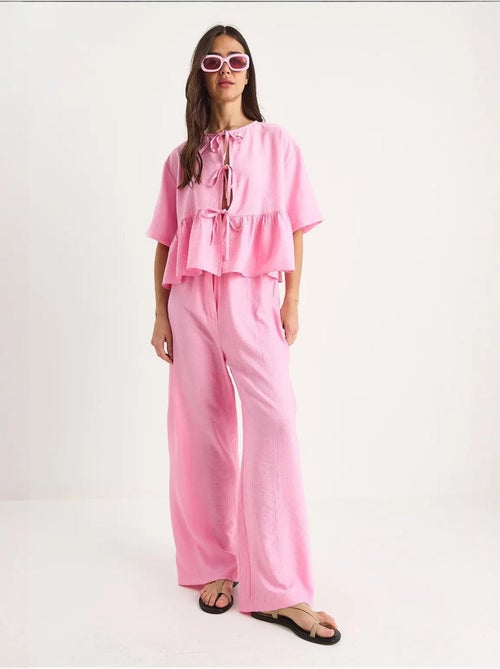 Ensemble deux pièces chemisier et pantalon à manches courtes avec détails noués lucci - Kiabi Ensemble deux pièces chemisier et pantalon à manches courtes avec détails noués lucci - Kiabi