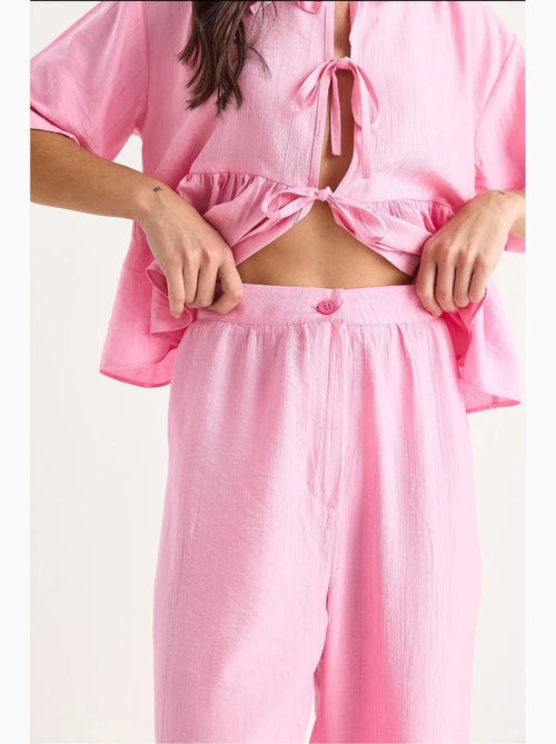 Ensemble deux pièces chemisier et pantalon à manches courtes avec détails noués lucci - Kiabi Ensemble deux pièces chemisier et pantalon à manches courtes avec détails noués lucci - Kiabi