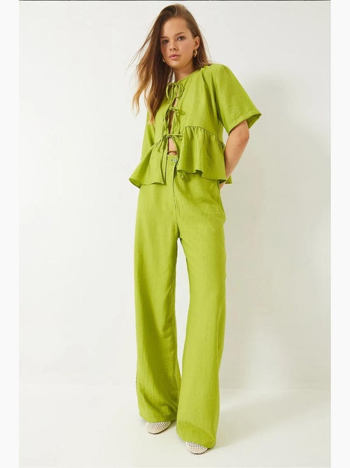 Ensemble deux pièces chemisier et pantalon à manches courtes avec détails noués lucci - Kiabi Ensemble deux pièces chemisier et pantalon à manches courtes avec détails noués lucci - Kiabi