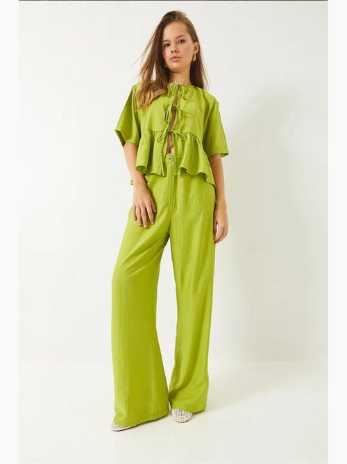 Ensemble deux pièces chemisier et pantalon à manches courtes avec détails noués lucci - Kiabi Ensemble deux pièces chemisier et pantalon à manches courtes avec détails noués lucci - Kiabi