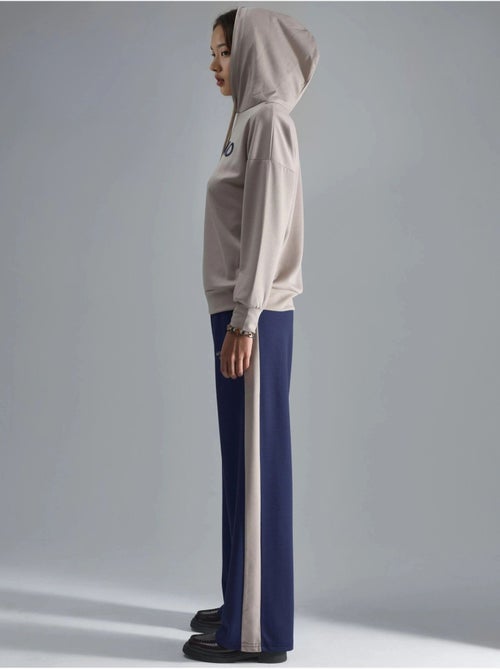 Ensemble deux pièces coordonné à capuche brodé, jambes larges et longues hiccup - Kiabi Ensemble deux pièces coordonné à capuche brodé, jambes larges et longues hiccup - Kiabi