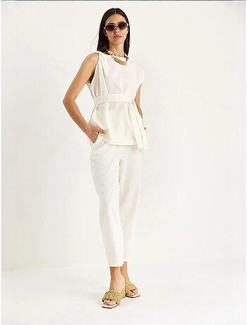 Ensemble deux pièces en lin avec ceinture et nœud aux épaules bianco lucci