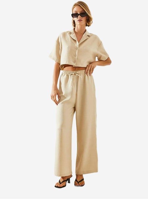 Ensemble deux pièces haut court à col veste et pantalon boutonné à poches lucci - Kiabi Ensemble deux pièces haut court à col veste et pantalon boutonné à poches lucci - Kiabi