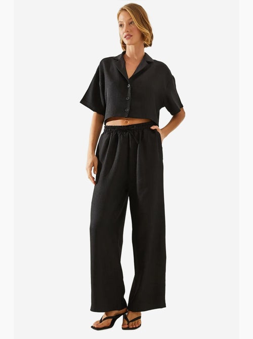 Ensemble deux pièces haut court à col veste et pantalon boutonné à poches lucci - Kiabi Ensemble deux pièces haut court à col veste et pantalon boutonné à poches lucci - Kiabi