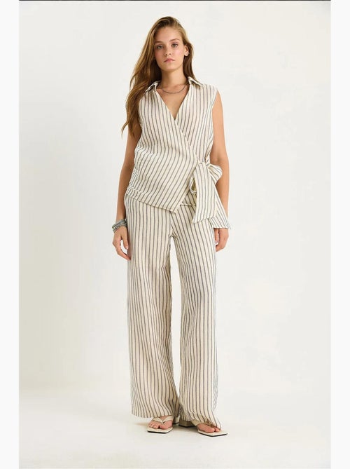 Ensemble deux pièces rayé, col en v, taille haute, boutonné, jambe large lucci - Kiabi Ensemble deux pièces rayé, col en v, taille haute, boutonné, jambe large lucci - Kiabi