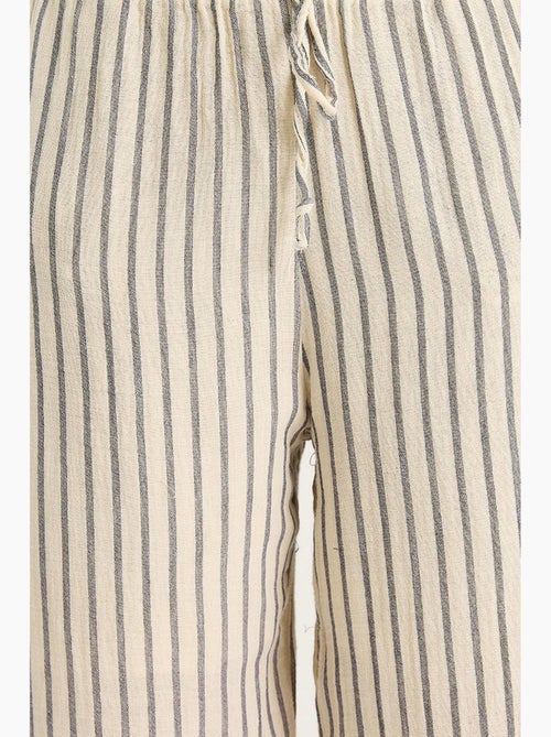 Ensemble deux pièces rayé, col en v, taille haute, boutonné, jambe large lucci - Kiabi Ensemble deux pièces rayé, col en v, taille haute, boutonné, jambe large lucci - Kiabi