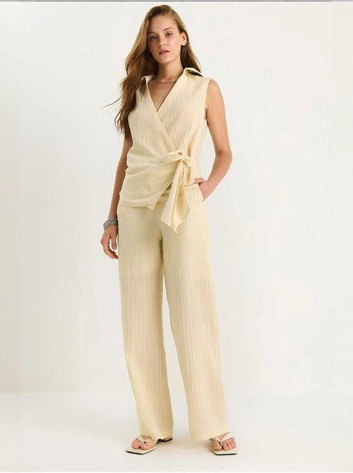 Ensemble deux pièces rayé, col en v, taille haute, boutonné, jambe large lucci - Kiabi Ensemble deux pièces rayé, col en v, taille haute, boutonné, jambe large lucci - Kiabi