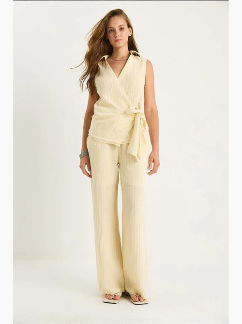 Ensemble deux pièces rayé, col en v, taille haute, boutonné, jambe large lucci - Kiabi Ensemble deux pièces rayé, col en v, taille haute, boutonné, jambe large lucci - Kiabi