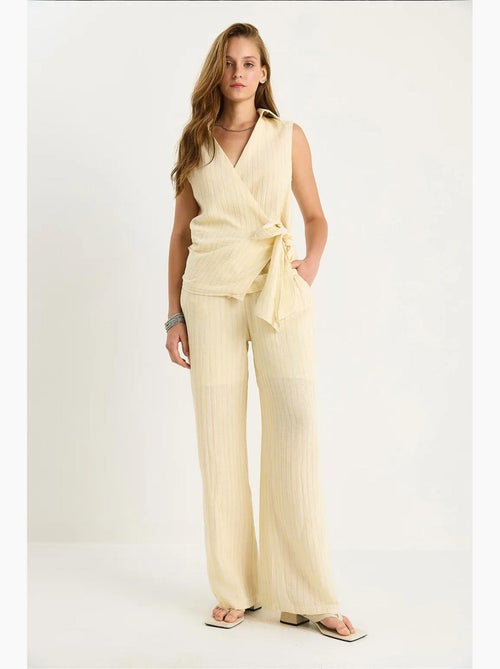 Ensemble deux pièces rayé, col en v, taille haute, boutonné, jambe large lucci - Kiabi Ensemble deux pièces rayé, col en v, taille haute, boutonné, jambe large lucci - Kiabi