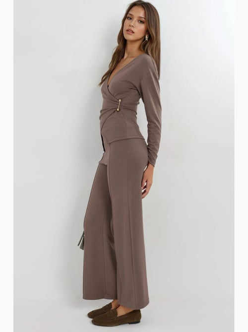 Ensemble deux pièces taille haute jambes larges avec chemisier croisé hiccup - Kiabi Ensemble deux pièces taille haute jambes larges avec chemisier croisé hiccup - Kiabi