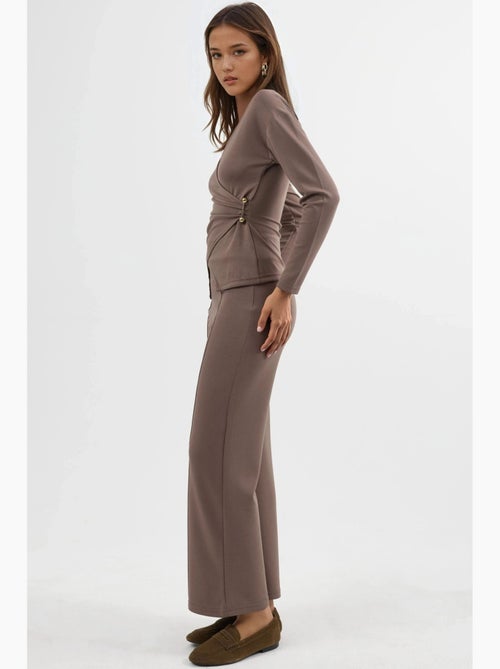 Ensemble deux pièces taille haute jambes larges avec chemisier croisé hiccup - Kiabi Ensemble deux pièces taille haute jambes larges avec chemisier croisé hiccup - Kiabi