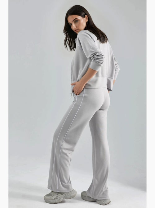 Ensemble deux pièces taille haute jambes larges avec col zippé hiccup - Kiabi Ensemble deux pièces taille haute jambes larges avec col zippé hiccup - Kiabi